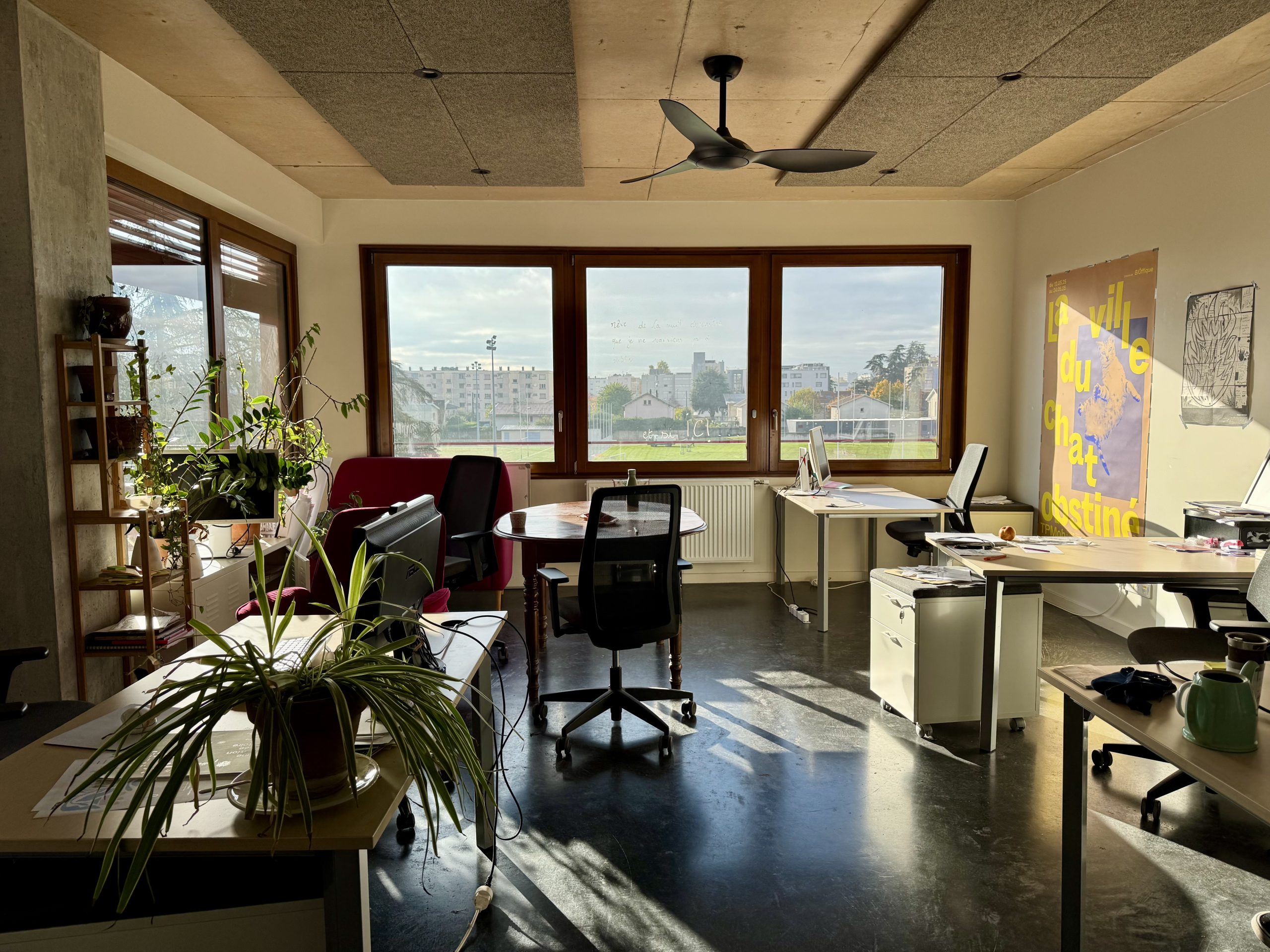 Bureau 5 places IMG 1985 scaled